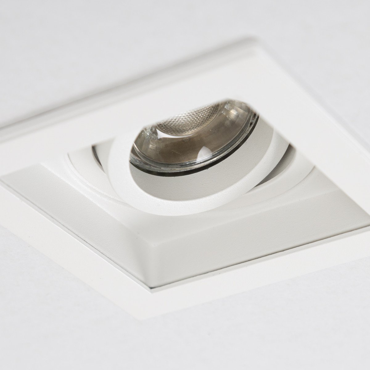 Spot blanc carré de plafond orientable à encastrer Axl | Nostalux.fr