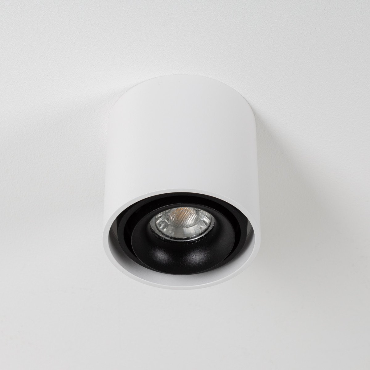 Éclairage d'intérieur Spot en saillie Oliver aux formes rondes, design moderne et finition de couleur noire.