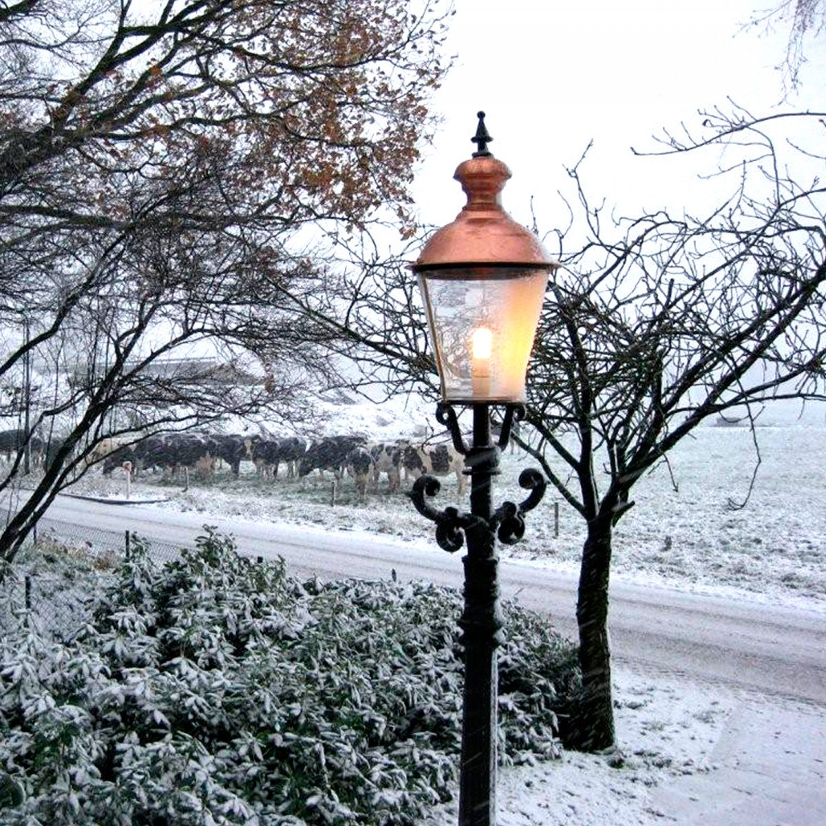 Lampadaire de jardin Dusseldorf (0801) avec lanterne ronde de KS Lighting