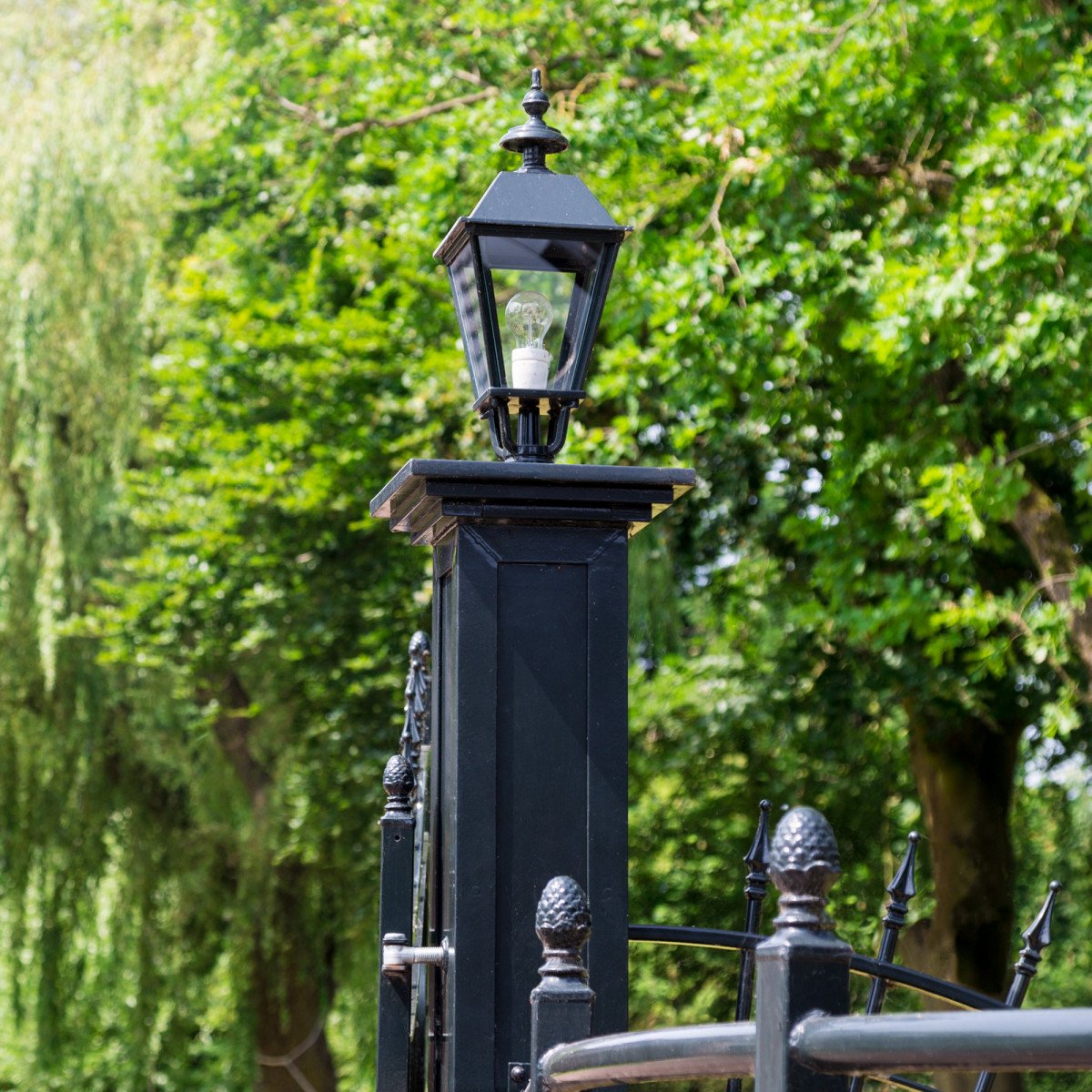 Lampe d'extérieur sur socle Carlisle (5769) | Nostalux.fr            