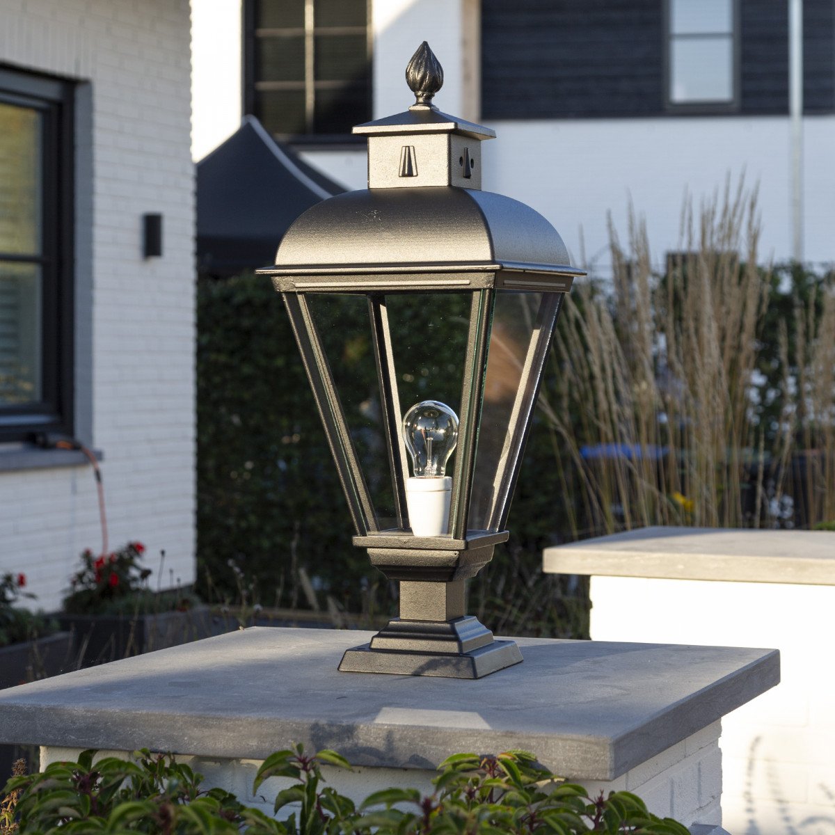 Vondel Pedestal lampe d'extérieur à piédestal en aluminium de couleur noire et de style champêtre classique