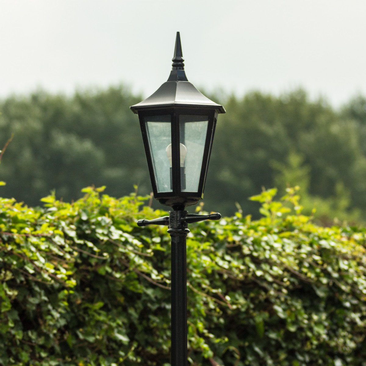 Lampadaire Zeist (7550dn2) lanterne hexagonale avec capteur LED de KS Outdoor Lighting | Nostalux.fr