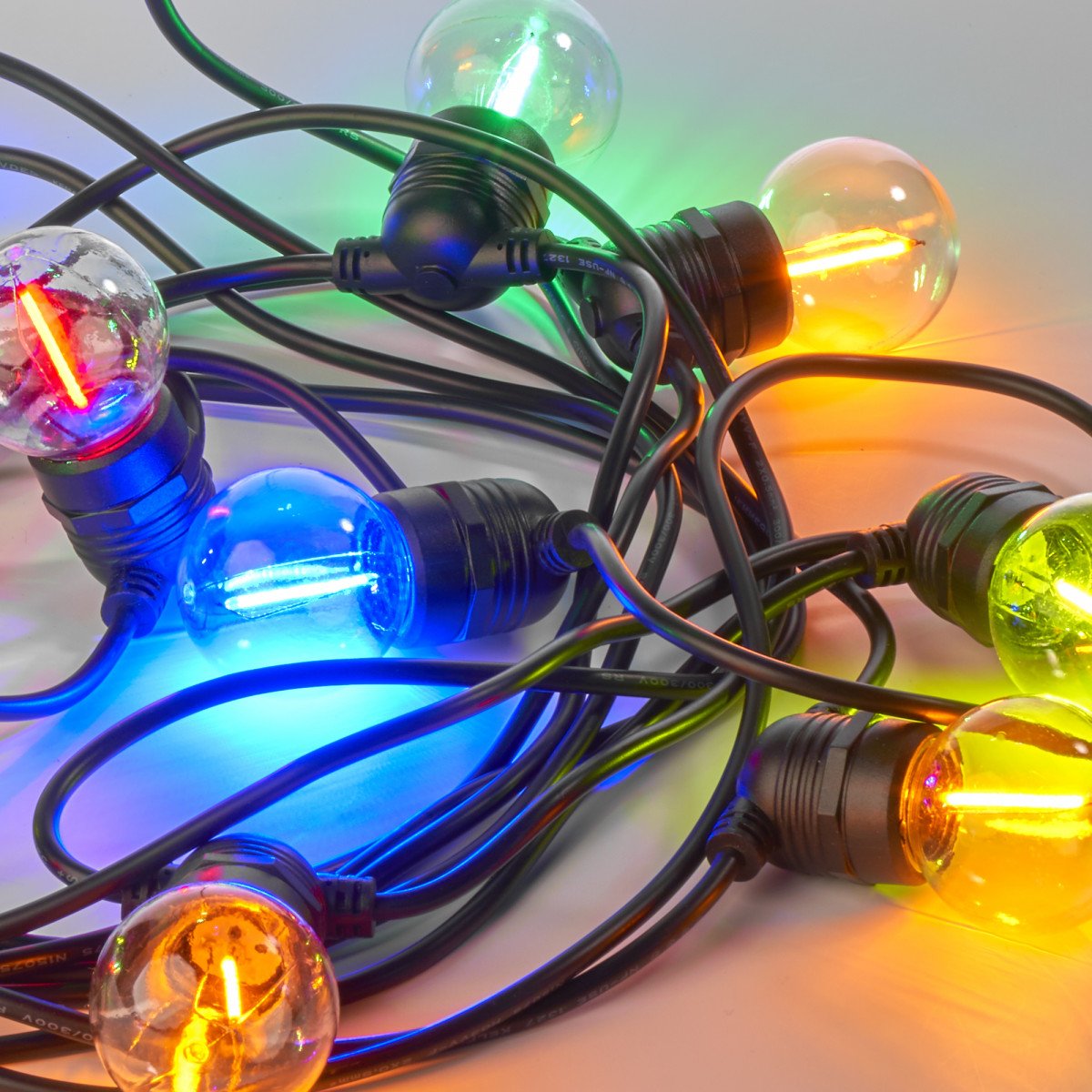 Guirlande lumineuse d'extérieur de couleur noire avec des LED colorées en rouge jaune bleu vert orange
