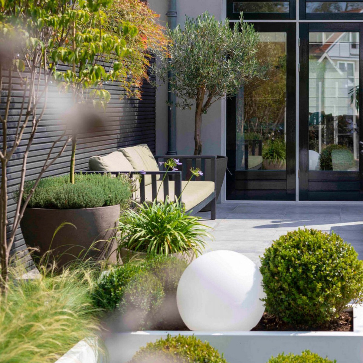 Set de 3 boules de jardin lumineuses 30Ø, 40Ø & 50Ø avec piquets | Nostalux.fr