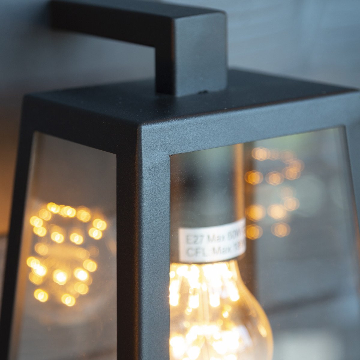 Lampe murale d'extérieur au design épuré, noir, boîtier noir avec verre clair, culot noir avec ampoule visible 