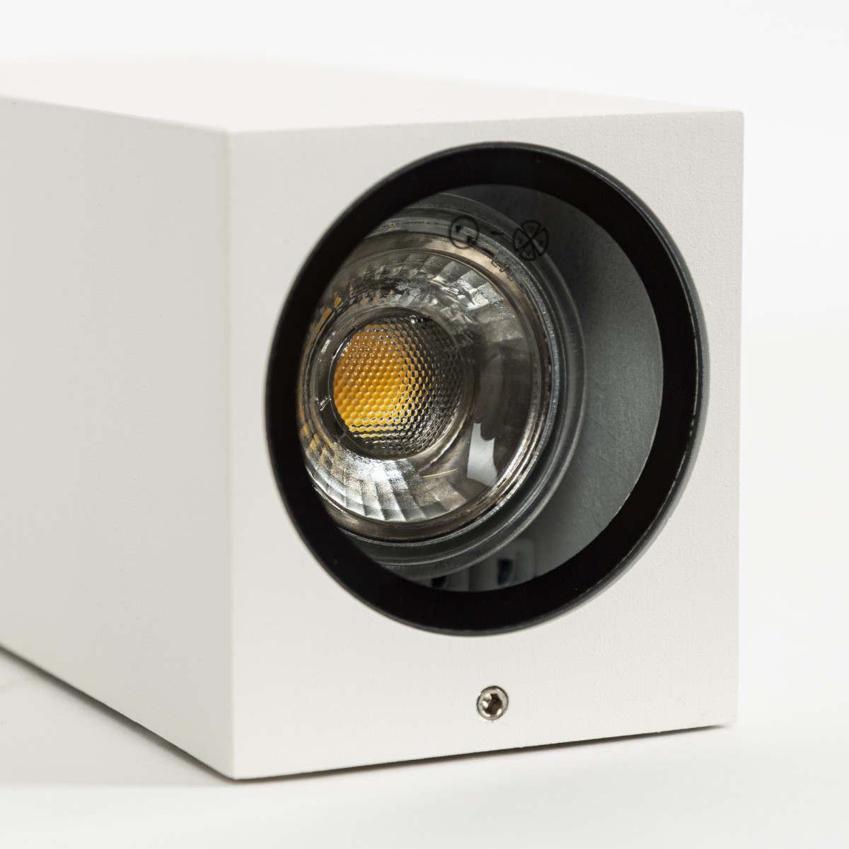 Éclairage de façade, spot mural Geo down blanc, moderne, spot mural carré, avec belle finition tendance blanche de la marque van KS Lighting 