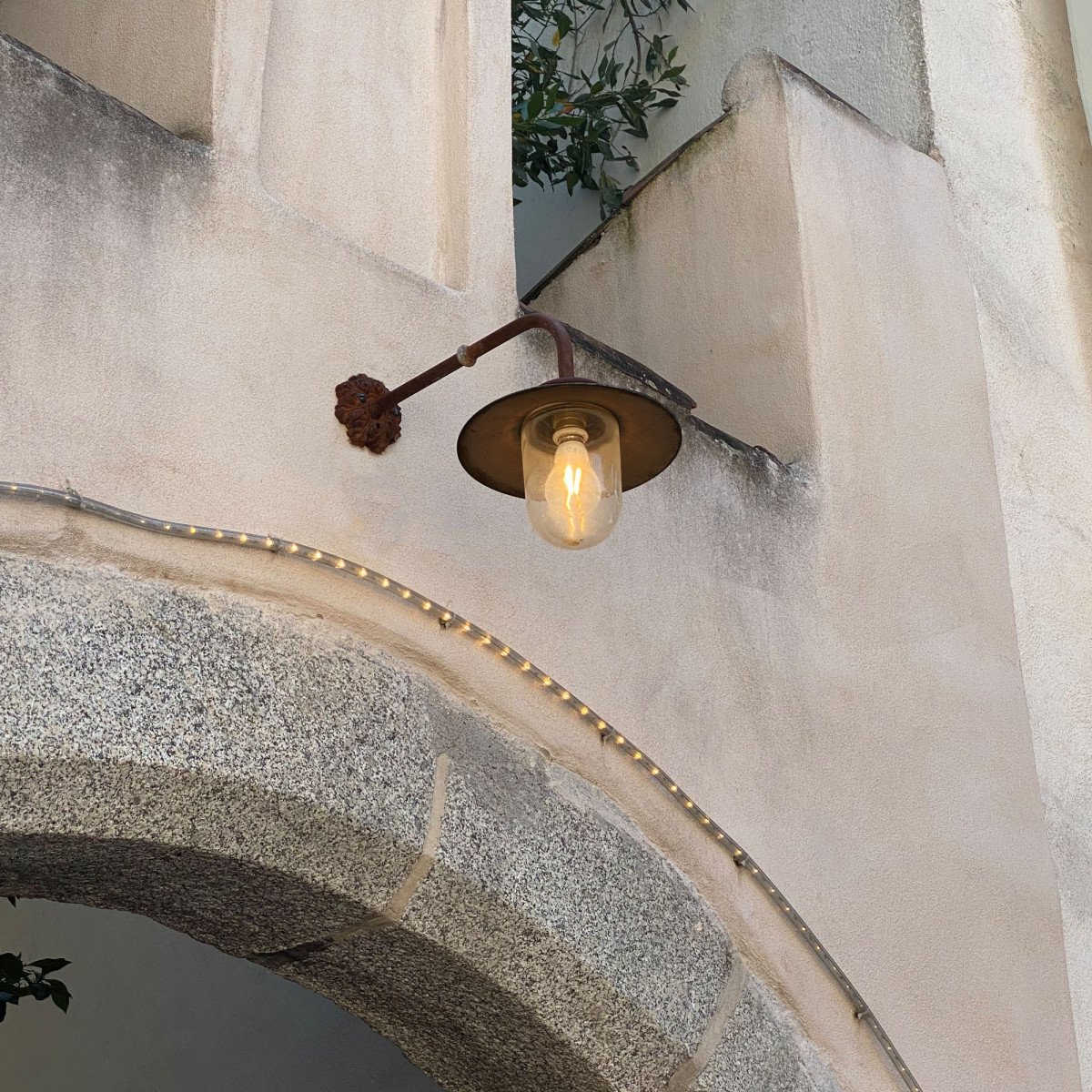 Applique murale pendante d'extérieur modèle Provence Rouille en fonte et cuivre de KS Lighting