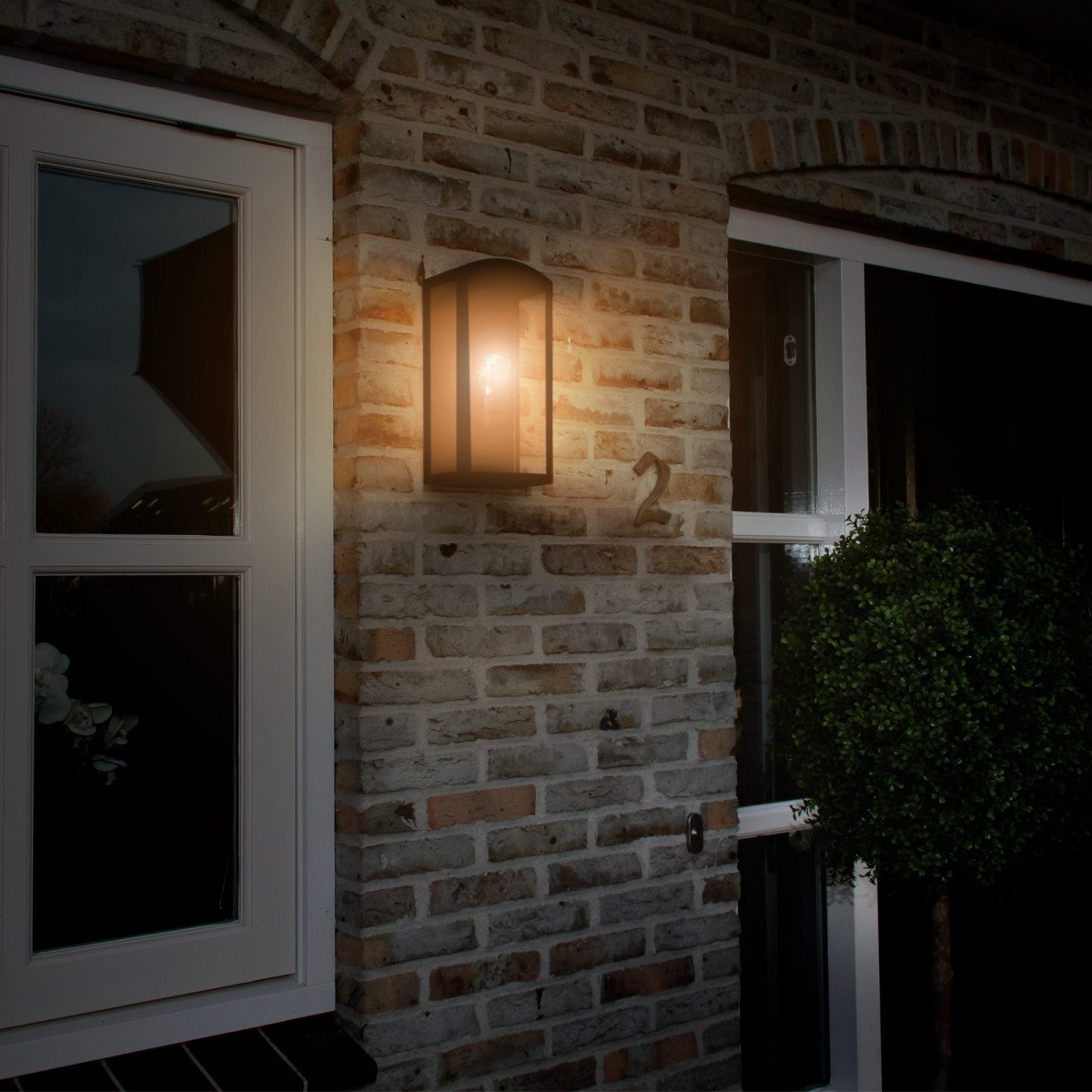 Lampe murale noire d'extérieur avec grande surface de verre clair, épuré, moderne avec un caractère classique, applique de façade, avec arrière plat. 