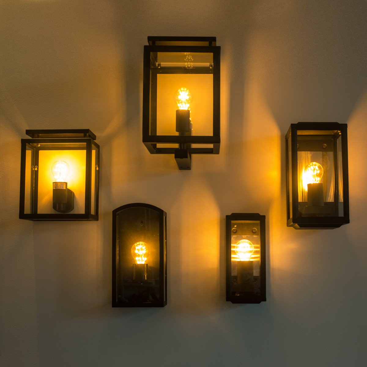 Lampe murale noire d'extérieur avec grande surface de verre clair, épuré, moderne avec un caractère classique, applique de façade, avec arrière plat. 