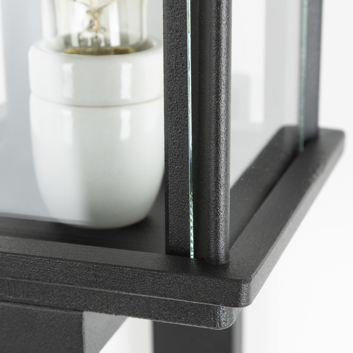 Applique murale montante noire Capital S sur support noir 
