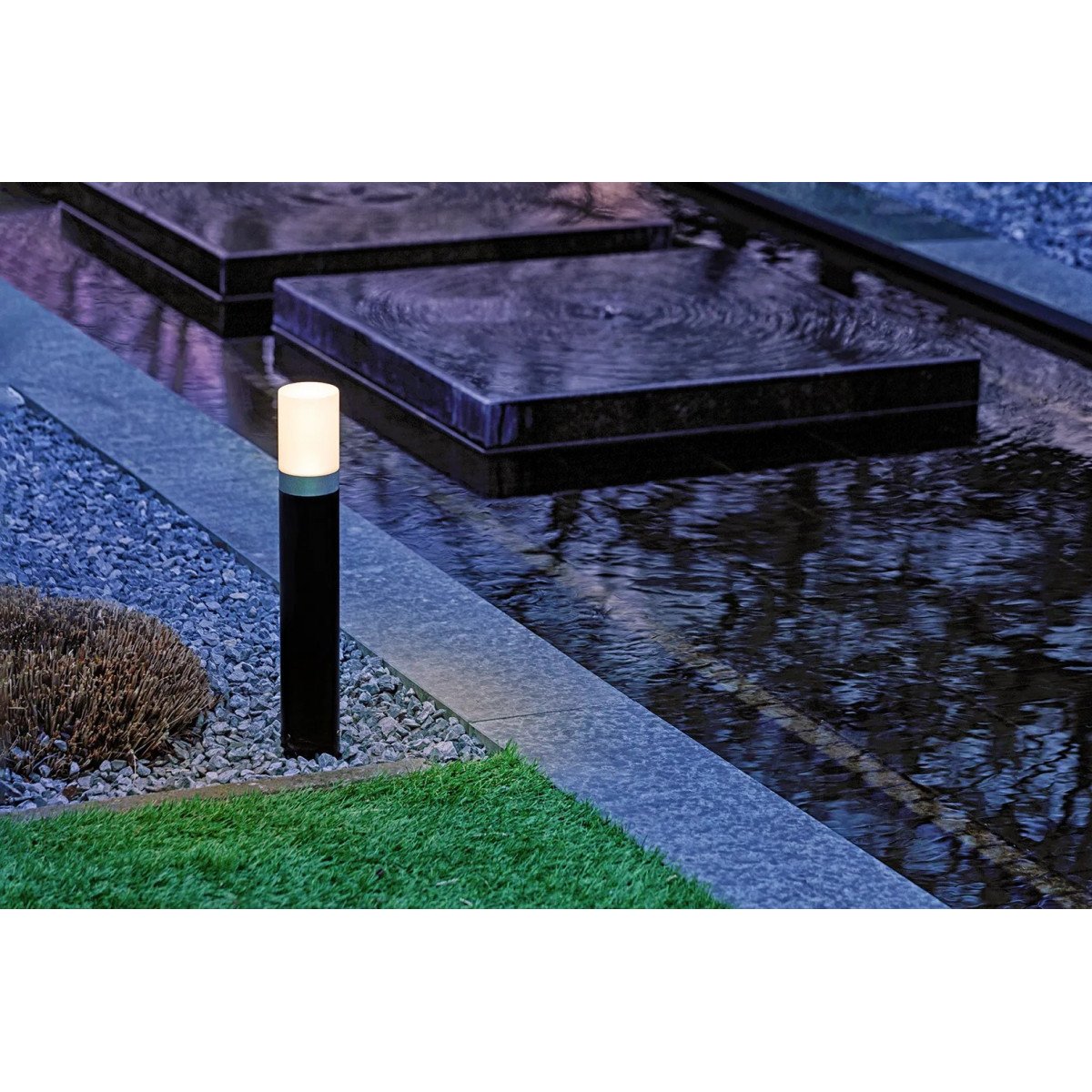 La lampe d'extérieur moderne Barite 40 de Lightpro est une lampe de jardin de la série de lampes de jardin Lightpro 12 volts. Elle est fabriquée en aluminium et est de couleur noire.