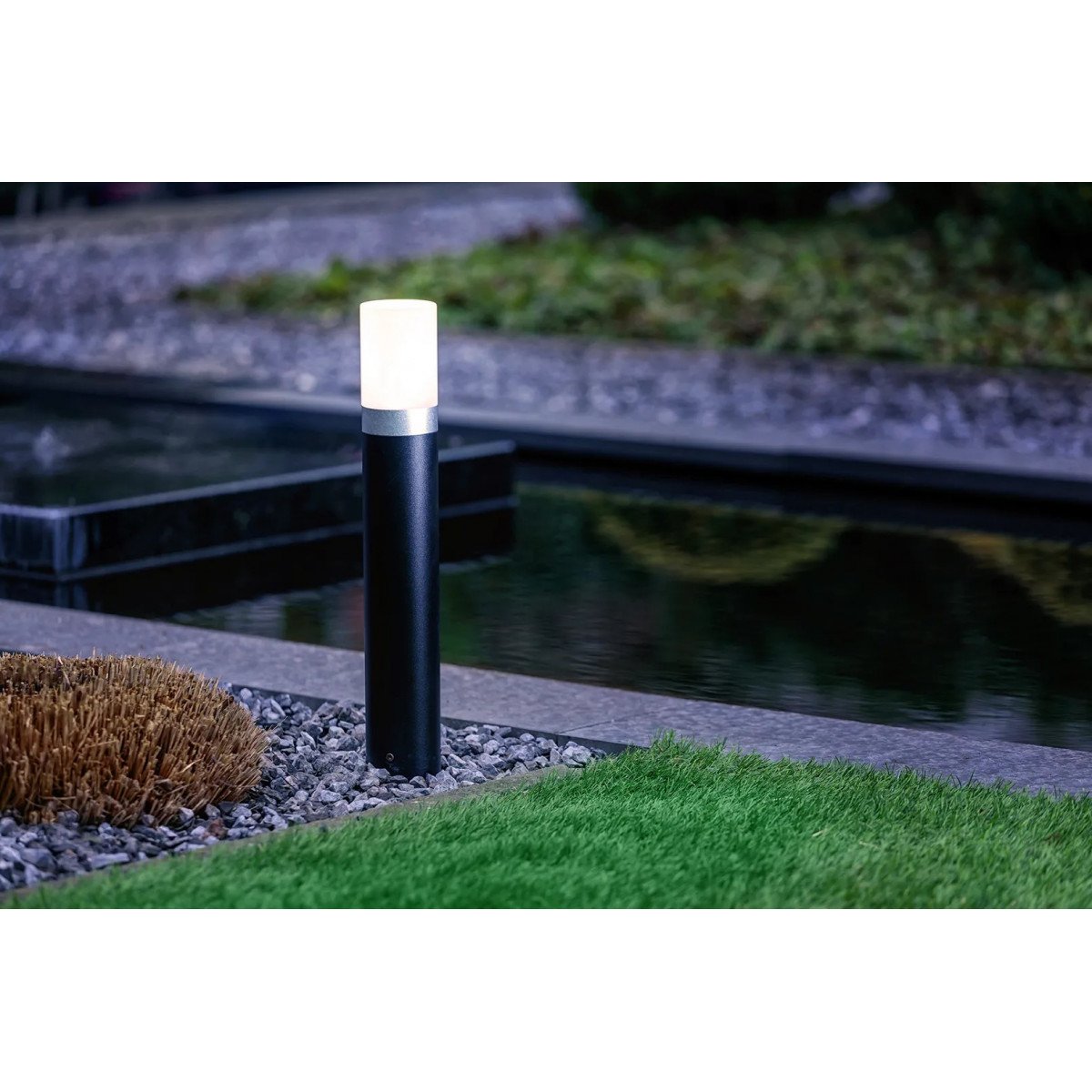 La lampe d'extérieur moderne Barite 40 de Lightpro est une lampe de jardin de la série de lampes de jardin Lightpro 12 volts. Elle est fabriquée en aluminium et est de couleur noire.