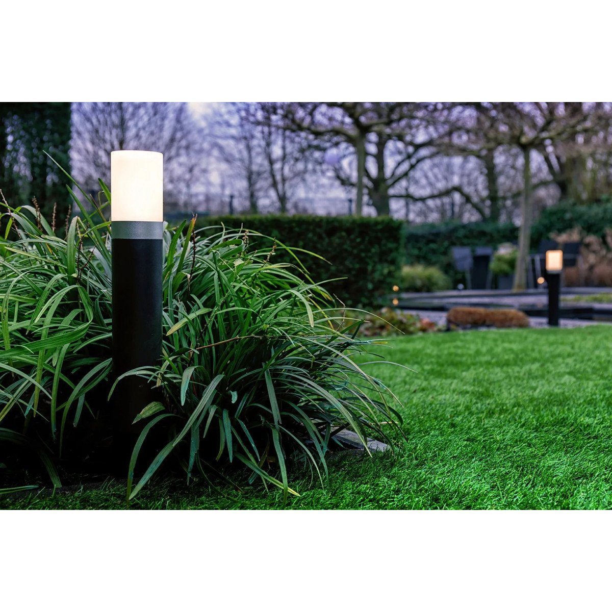 La lampe d'extérieur moderne Barite 40 de Lightpro est une lampe de jardin de la série de lampes de jardin Lightpro 12 volts. Elle est fabriquée en aluminium et est de couleur noire.