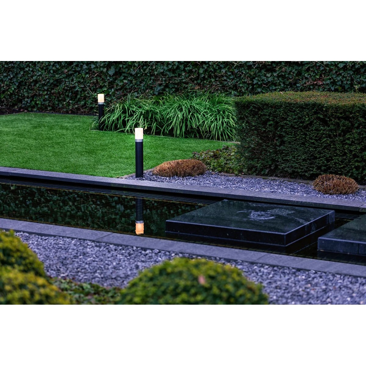 La lampe d'extérieur moderne Barite 40 de Lightpro est une lampe de jardin de la série de lampes de jardin Lightpro 12 volts. Elle est fabriquée en aluminium et est de couleur noire.