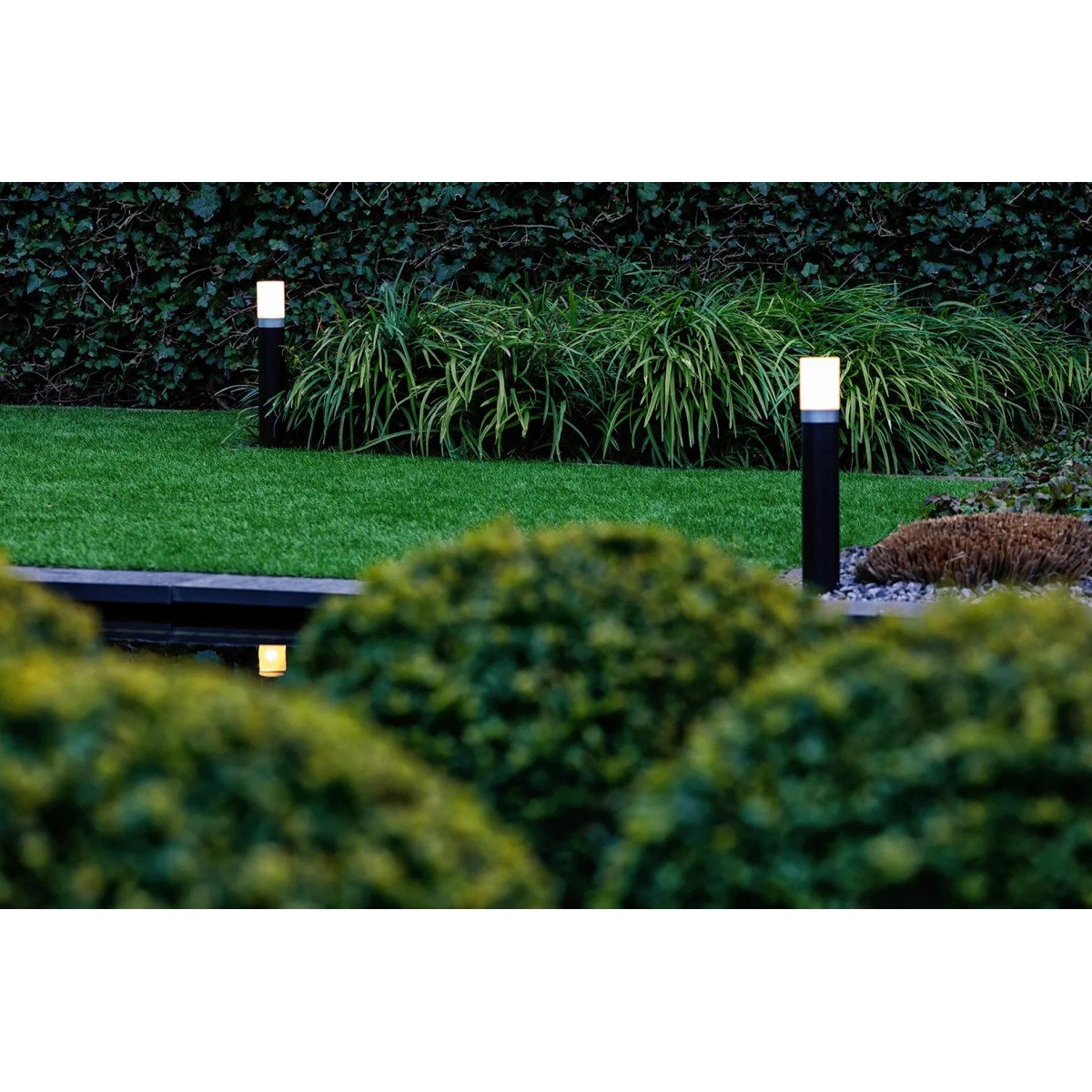 La lampe d'extérieur moderne Barite 40 de Lightpro est une lampe de jardin de la série de lampes de jardin Lightpro 12 volts. Elle est fabriquée en aluminium et est de couleur noire.