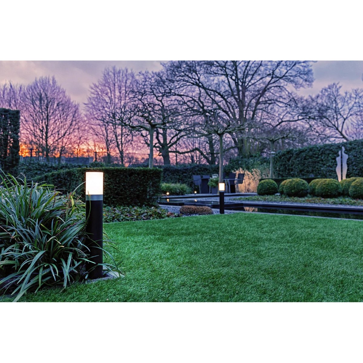 La lampe d'extérieur moderne Barite 40 de Lightpro est une lampe de jardin de la série de lampes de jardin Lightpro 12 volts. Elle est fabriquée en aluminium et est de couleur noire.