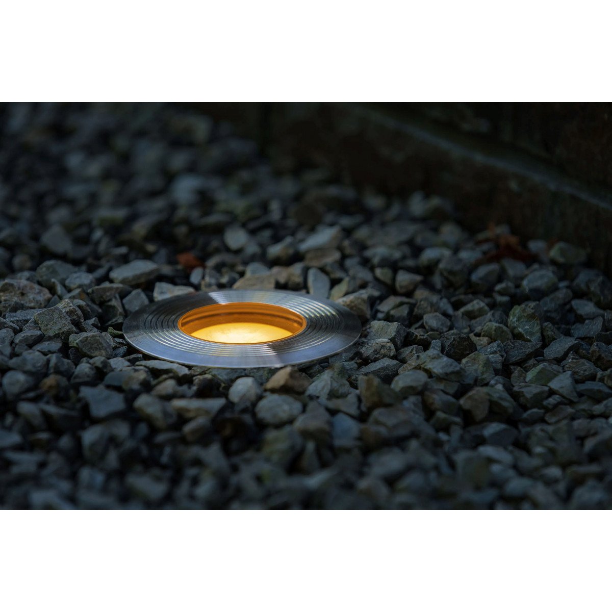 Spot Ronde 12 volts Onyx 90 R1 avec bordure argentée nervurée et lumière blanche chaude
