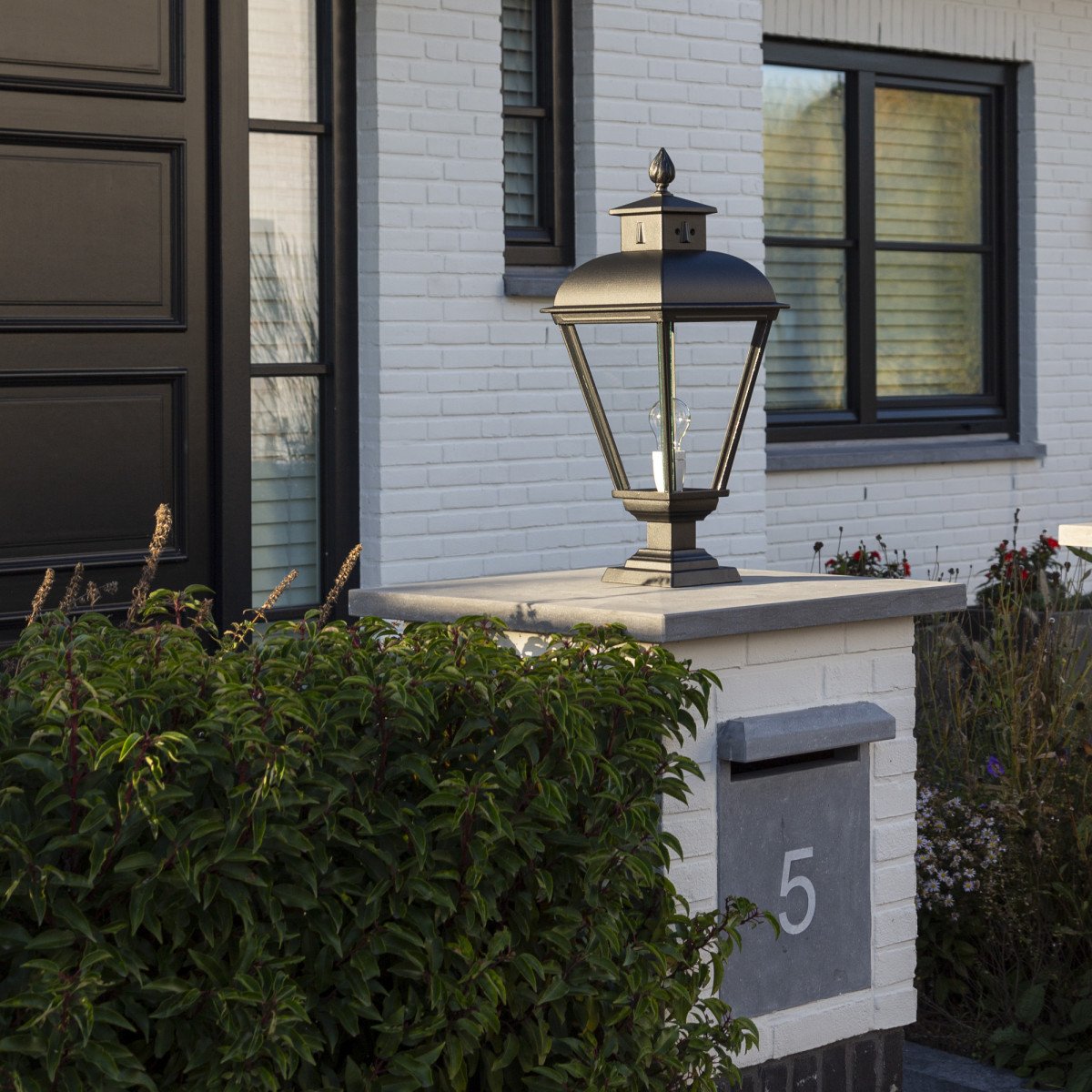 Vondel Pedestal lampe d'extérieur à piédestal en aluminium de couleur noire et de style champêtre classique